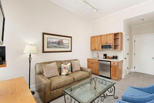 Independence Square 213, Spacious Hotel Room with 2 Queen Beds, Wet Bar, and Sitting Area, Aspen (photo 5)