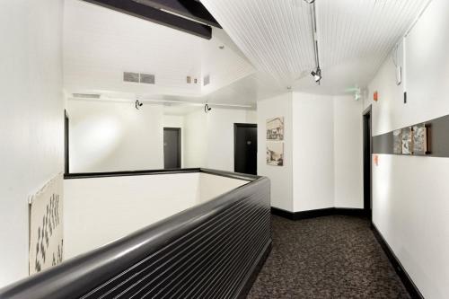 Independence Square 213, Spacious Hotel Room with 2 Queen Beds, Wet Bar, and Sitting Area, Aspen (photo 8)