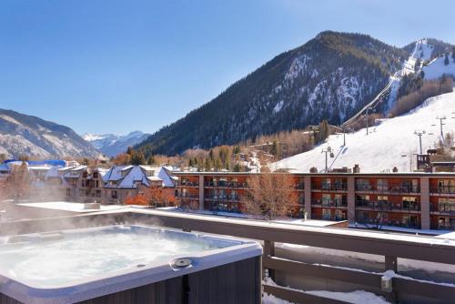 Pezsgőfürdő, Independence Square 213, Spacious Hotel Room with 2 Queen Beds, Wet Bar, and Sitting Area in Aspen