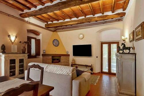 Közös társalgó / TV, Elegant Holiday Home in Greve in Chianti with Swimming Pool in Lucolena