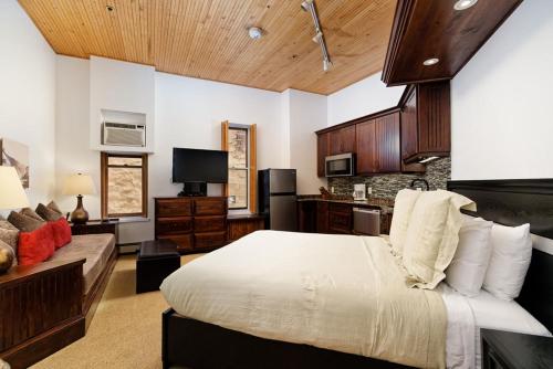Independence Square 210, Beautiful Studio with Kitchenette, Great Location in Downtown Aspen, Aspen