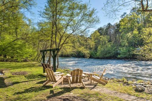 Happy Jacks Cabin on River with Deck and Game Room!