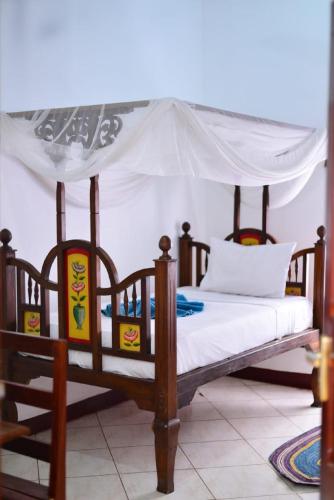 Twin Room image 10