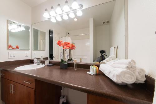 Luxurious stay near the beach detail