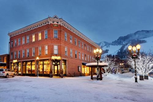 Independence Square 202, Hotel Room Over-looking the Mall and Aspen Mountain