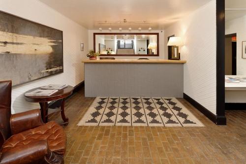 Előcsarnok, Independence Square 311, Best Location! Hotel Room with Rooftop Hot Tub in Aspen in Aspen
