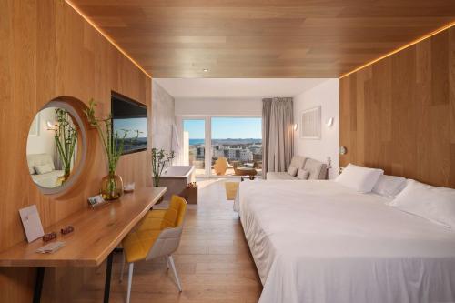 Twin Leiro Suite with Partial Sea View