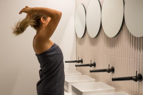 Fürdőszoba, soom Salzburg I Capsule Hotel near Mirabell-kastély