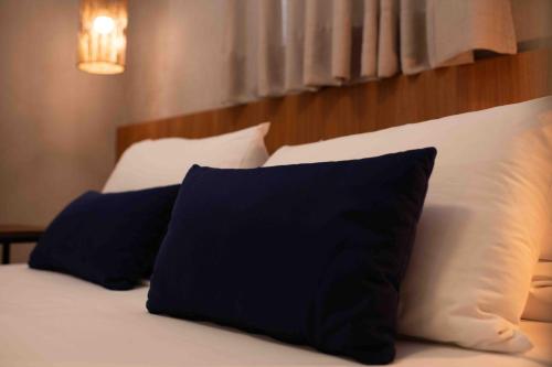 Standard Double Room image 10
