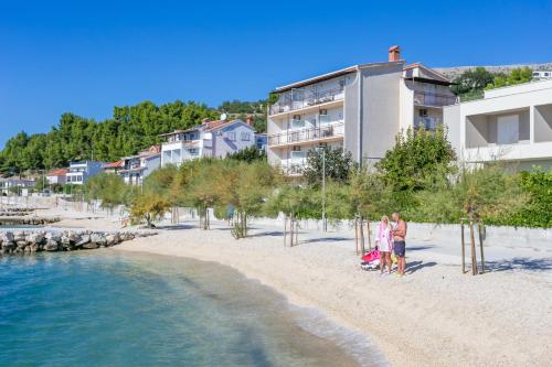 Family friendly seaside apartments Podstrana Split - 13725 