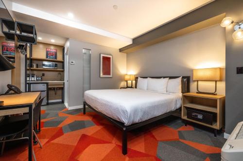 King Room image 6
