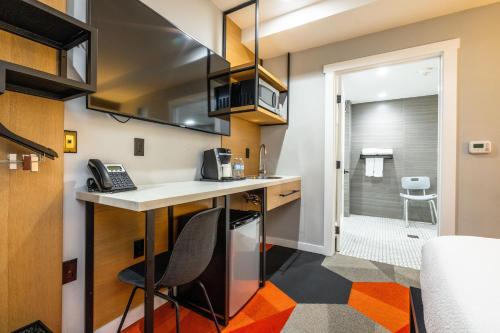 Double Room with Two Double Beds and Tub - Mobility and Hearing Accessible image 7