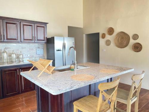 Kitchen, Astonishing view at Poas Volcano slopes: Casa Lili in Grecia