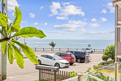 Sunny Seaside Home - Moments to the Water