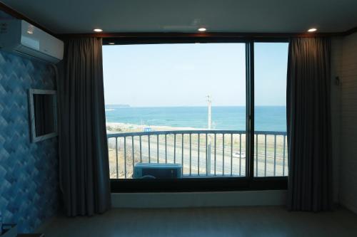 Family Room with Sea View