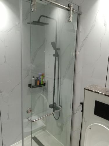 Huge Entire apartment for Couples ,families & Groups -up to 5 Guests- with free pool, steam & Sauna ,JVC,Dubai, Dubaï (photo 6)