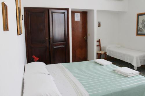 1 double bed, 2 twin beds