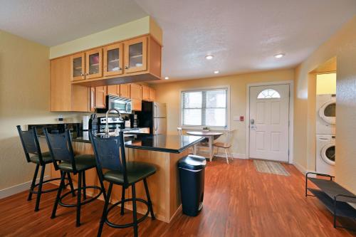 Unit 109 2 BDRM 2 BA condo - image 4