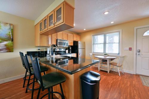 Unit 109 2 BDRM 2 BA condo - image 7