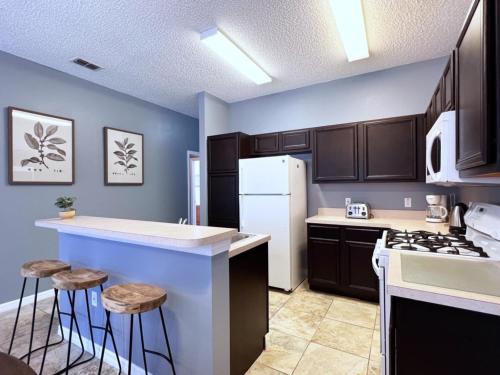 Lovely 4 Bed 3 Bath Pool Home with Spa-5330CVL home in Kissimmee, USA