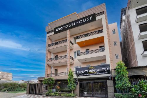 Super OYO Townhouse 203 Sector 57 Near Bestech Central Square Mall