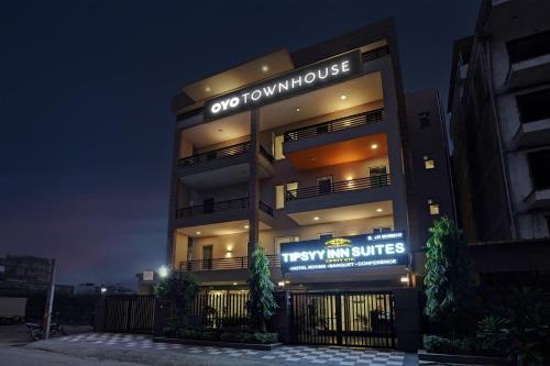 Super OYO Townhouse 203 Sector 57 Near Bestech Central Square Mall