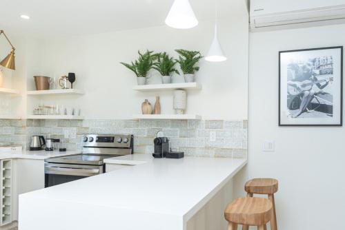 Plantegninger, "Beach Happy" Schooner Bay - Beachfront Apartment in Speightstown