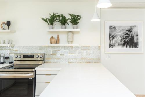 "Beach Happy" Schooner Bay - Beachfront Apartment