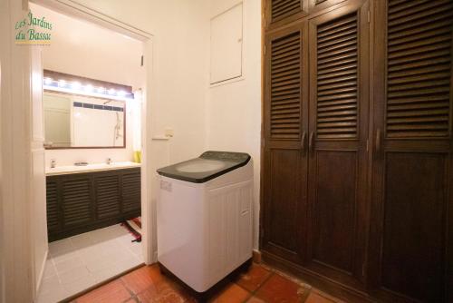 One-Bedroom Apartment image 2