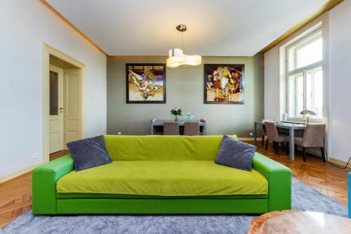 Bellevue Apartment - image 8