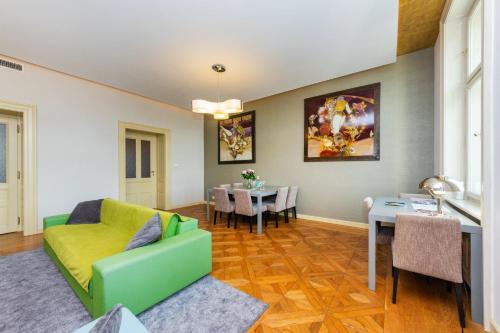 Bellevue Apartment - image 2