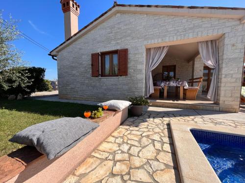 Villa Mirela with a comfortable garden and pool in Grandici