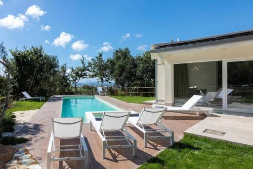 Modern villa with heated pool and sauna gîte à louer Spano