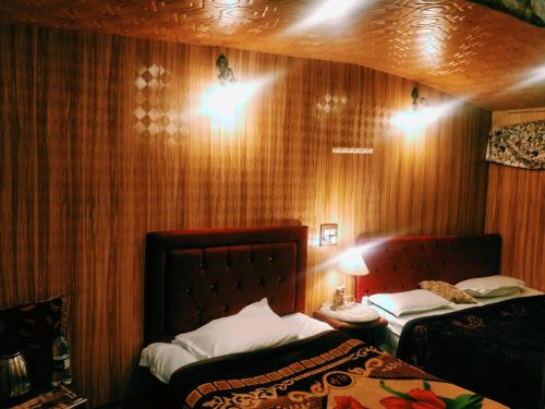 B&B Srinagar - B ,heritage luxury houseboat - Bed and Breakfast Srinagar
