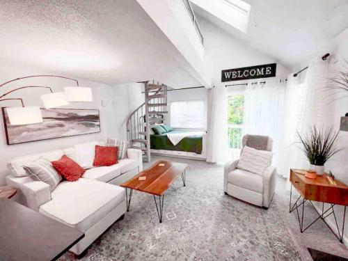 . Top third floor loft condo Full resort access
