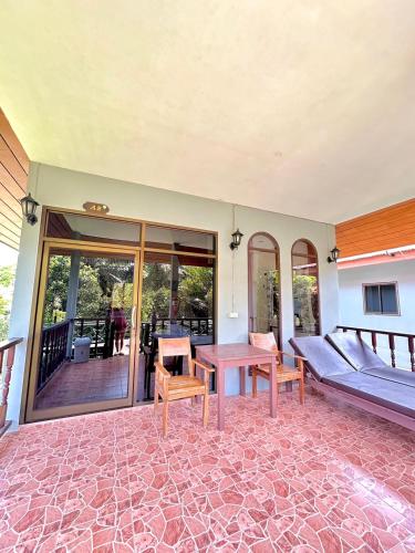 Exterior view, Khao Sok Jungle Huts Resort in Khao Sok (Suratthani)