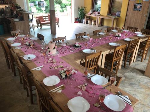 Restorāns, Penzion a restaurace Zlatovláska u zámku Červená Lhota (Penzion a restaurace Zlatovlaska u zamku Cervena Lhota) in Pluhův Žďár