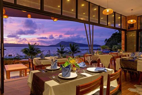 Restaurant, Pearl Beach Resort & Spa in Koh Rong Sanloem