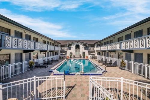 Days Inn & Suites by Wyndham Altamonte Springs - image 2