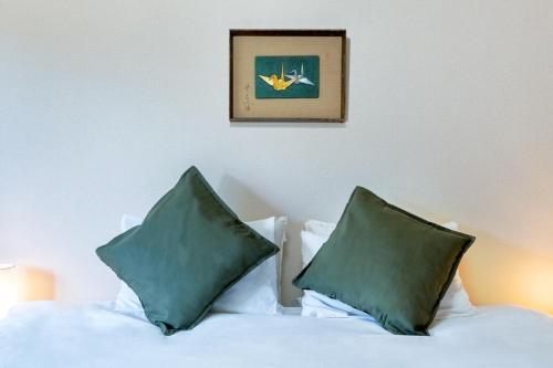 1 queen bed, 1 twin bed