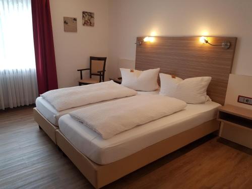 1 queen bed, 2 twin beds