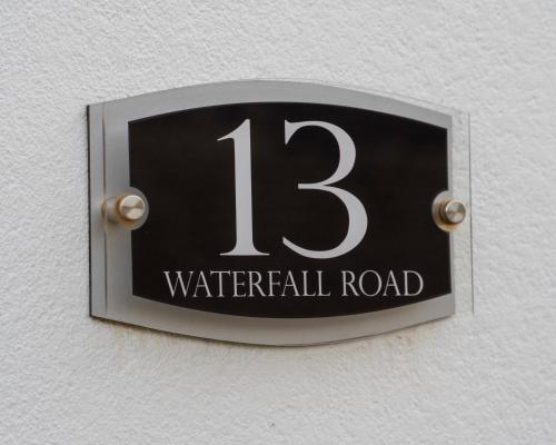 A szálláshely kívülről, Waterfall Cottage in Carnlough