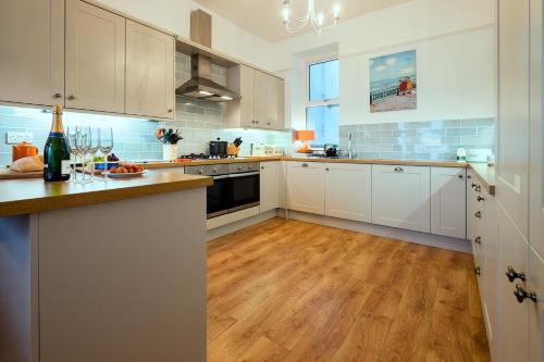 Glan y Mor, Sleeps 20, 8 Bedrooms, 8 Bathrooms, Seafront, Criccieth in 克里基厄斯市中心