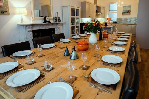 Glan y Mor, Sleeps 20, 8 Bedrooms, 8 Bathrooms, Seafront, Criccieth in 克里基厄斯市中心