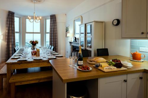 Glan y Mor, Sleeps 20, 8 Bedrooms, 8 Bathrooms, Seafront, Criccieth in 克里基厄斯市中心