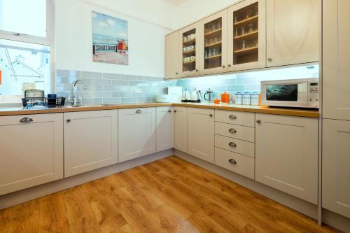 Glan y Mor, Sleeps 20, 8 Bedrooms, 8 Bathrooms, Seafront, Criccieth in 克里基厄斯市中心