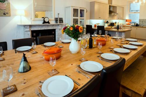 Glan y Mor, Sleeps 20, 8 Bedrooms, 8 Bathrooms, Seafront, Criccieth in 克里基厄斯市中心