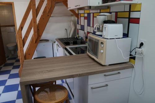 virtuve, Gîte Coco Studio à 20 km de Saumur (Gite Coco Studio a 20 km de Saumur) in Vernoil-le-Fourrier