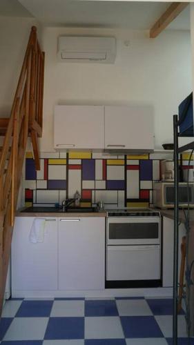 virtuve, Gîte Coco Studio à 20 km de Saumur (Gite Coco Studio a 20 km de Saumur) in Vernoil-le-Fourrier