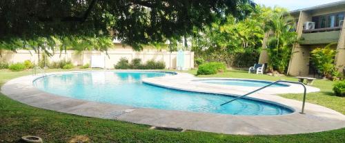 1br, 24hr security - City Charm with Poolside Peace